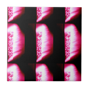 Rot auf schwarzem Fliesen