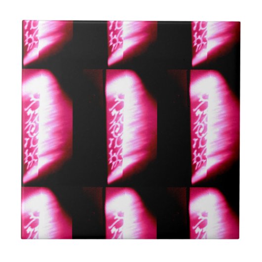 Rot auf schwarzem Fliesen (Vorderseite)