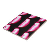 Rot auf schwarzem Fliesen (Seite)