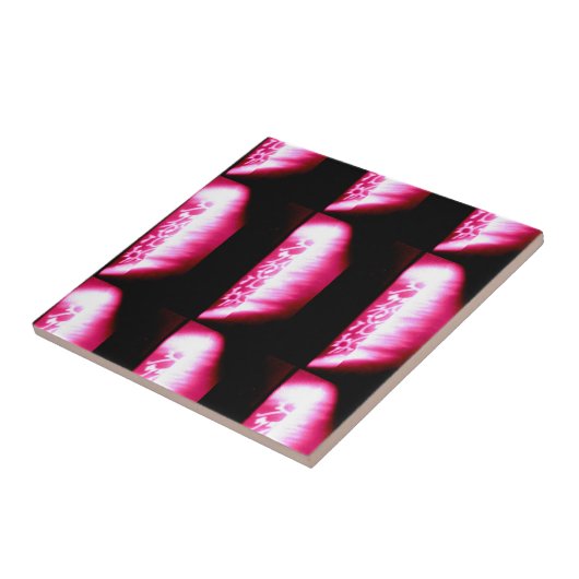 Rot auf schwarzem Fliesen (Seite)