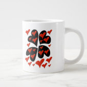Rot auf schwarzen Herzen Jumbo-Tasse (Rechts)