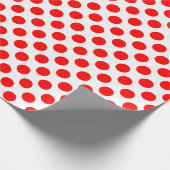 Rot auf weißen Polka-Dosen mittlerer Größe Geschenkpapier (Ecke)
