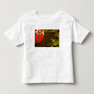 Rot bemalte Papierlaterne und Baum, Kyoto, Kleinkind T-shirt