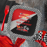 Rot | Black Go Kart Racing Geburtstag Pappteller<br><div class="desc">Rennen Sie sich weiter und feiern Sie einen kart rennen Geburtstag. Dieses Geburtstagsgeschenk mit einem roten und schwarzen Go-Kart mit einem roten Helm und Flammen, die auf der Rückseite des Go-Kart schießen. Die Wörter "Bereit, Set, Go!" werden auch in einem brennenden Farbverlauf ausgeführt. Ein paar karierte Flaggen schwenken den Fahrer...</div>