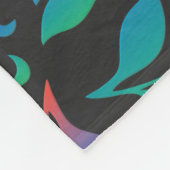 Rot, Blau und Grün, Abstrakte Blüte in Schwarz Fleecedecke (Ecke)