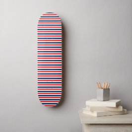 Rot, blau und weiß Streifen Skateboard