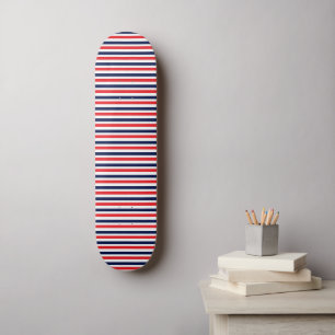 Rot, blau und weiß Streifen Skateboard