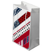 Rot-blau-weiße nationale Patriotische Hintergrund. Kleine Geschenktüte (Rückseite Schrägansicht)