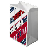 Rot-blau-weiße nationale Patriotische Hintergrund. Mittlere Geschenktüte (Rückseite Schrägansicht)