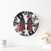 Rot erreicht Stilettschuh-Heelsspritzen u. Große Wanduhr (Zuhause)