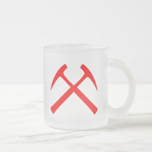 Rot gekreuzter Felsen hämmert Tasse