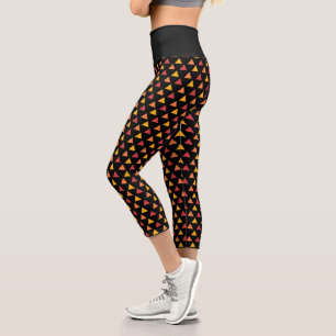 Rot Gelb Orange auf schwarzem Dreieck Capri Leggings