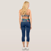 Rot-gelbe blaue Blüten auf Navy Blue Capri Leggings (Rückseite)