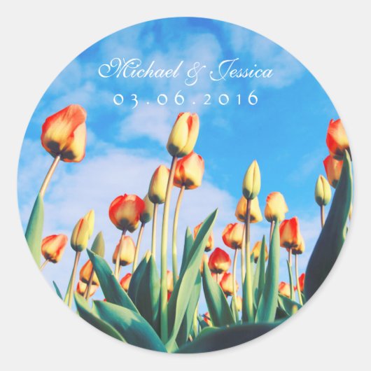 Rot-Gelbe Tulpen und Blue-Sky-Hochzeitsticker Runder Aufkleber (Vorderseite)