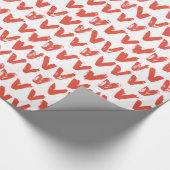 Rot gemaltes Herzmuster auf Weiß Geschenkpapier (Ecke)