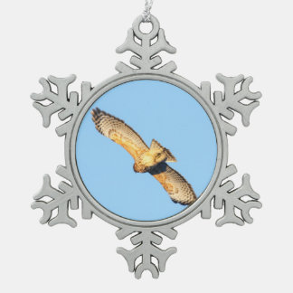 Rot-geschulterter Falke Schneeflocken Zinn-Ornament