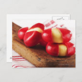 Rot gestreiftes Teetuch im Hintergrund. Postkarte (Vorne/Hinten)