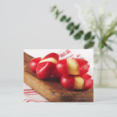 Rot gestreiftes Teetuch im Hintergrund. Postkarte (Stehend Vorderseite)