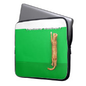 Rot getigerte Katze zerreißt Papiertasche für Lapt Laptopschutzhülle (Vorderseite Links)