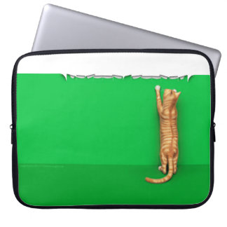 Rot getigerte Katze zerreißt Papiertasche für Lapt Laptopschutzhülle
