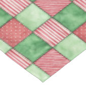 Rot Grün Rustikales Karo-Patchwork-Quilt-Aussehen Tischdecke (Schrägansicht)