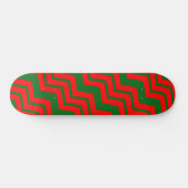 Rot-grünes Chevron-Musterdesign Skateboard (Horizontal)