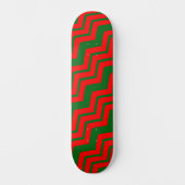 Rot-grünes Chevron-Musterdesign Skateboard (Vorderseite)