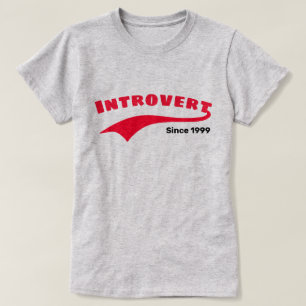 Rot Introvert Typografieswoosh-Gewohnheits-Datum T-Shirt