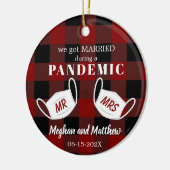 Rot Kariert Verheiratet in Pandemie Erste Weihnach Keramik Ornament (Links)