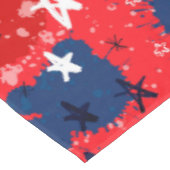 Rot mit blauen Spritzern und Schwarz-Weiß-Stars Tischdecke (Schrägansicht)
