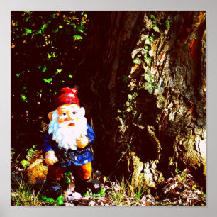 Rot mit einer Kappe bedeckter Gnome Poster