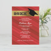 Rot mit Gold und Graduiertenkappen-Party Einladung (Stehend Vorderseite)