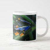 Rot mustert Frosch auf Blatt Jumbo-Tasse (Rechts)