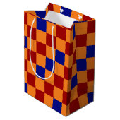 Rot Orange Blau Karomuster Design Mittlere Geschenktüte (Rückseite Schrägansicht)