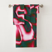 Rot-Rosa-Farbtöne auf abstrakten Tapes in dunklem Badhandtuch Set (Insitu)