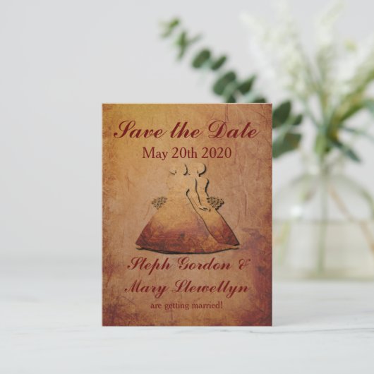 Rot-rustikal Lesbisch Save the Date Postkarte (Stehend Vorderseite)