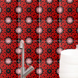 Rot Schwarz und Weiß Kaleidoskopisch geometrisch Fliese<br><div class="desc">Lebhaftes und modernes dekoratives Fliesendesign mit einem nahtlosen Muster aus geometrischen Formen in schwarz-weiß auf rotem Hintergrund.</div>