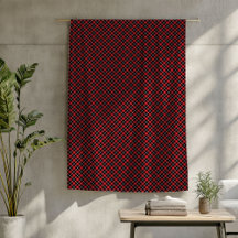 Rot-schwarze Decke – klassischer Tartan-Hüttenstil