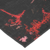 Rot spritzt, abstrakte Kunst, Farbe auf schwarzem Tischdecke (Schrägansicht)