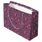 Rot- und blau geometrisch gemustertes Geschenktüte (Rückseite Schrägansicht)