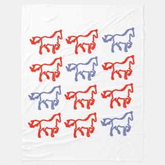 Rot und Blau umrandetes Pferd – Sternzeichen Pferd Fleecedecke