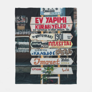 ROT UND BROWN SIGNNAGES AUF BEIGE STAND AM TAG FLEECEDECKE