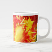 Rot und gelb Nah-oben Curly Tulip Jumbo-Tasse (Rechts)