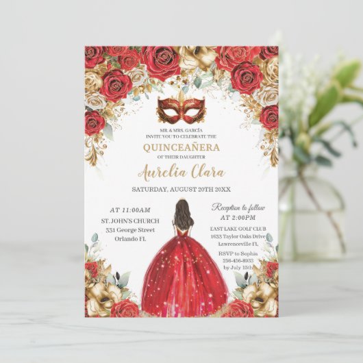 Rot und Gold Floral Masquerade Ball Quinceañera Einladung (Stehend Vorderseite)