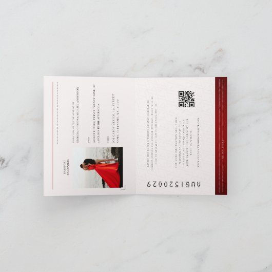 Rot- und Gold-Passport-Hochzeit in Urlaubsort Einladung (Innenseite)