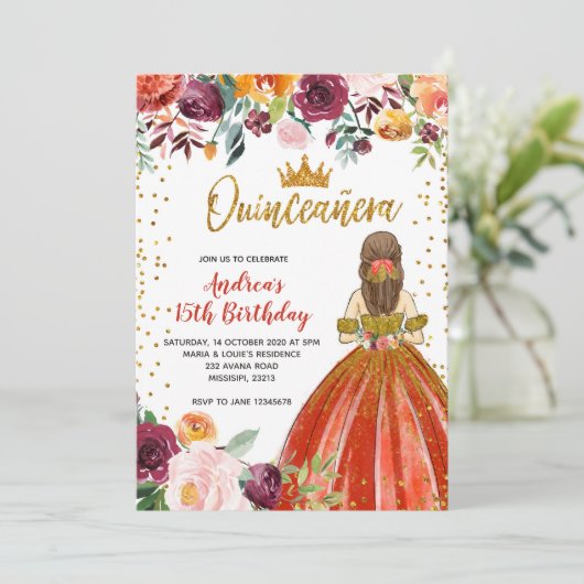 Rot und Gold Prinzessin Floral Quinceñera Geburtst Einladung (Stehend Vorderseite)