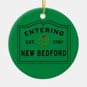 Rot und Grün, New Bedford Holiday Wreath Keramik Ornament (Vorne)