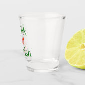 Rot und Grün trinken und irisch sein Schnapsglas (Rechts)