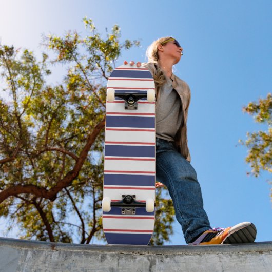 Rot- und Navy-Blaustreifen Skateboard (Außenbereich 1)
