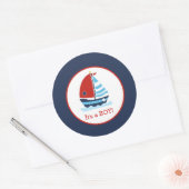 Rot und Navy Sailboat Runde Custom Gevor Sticker (Umschlag)